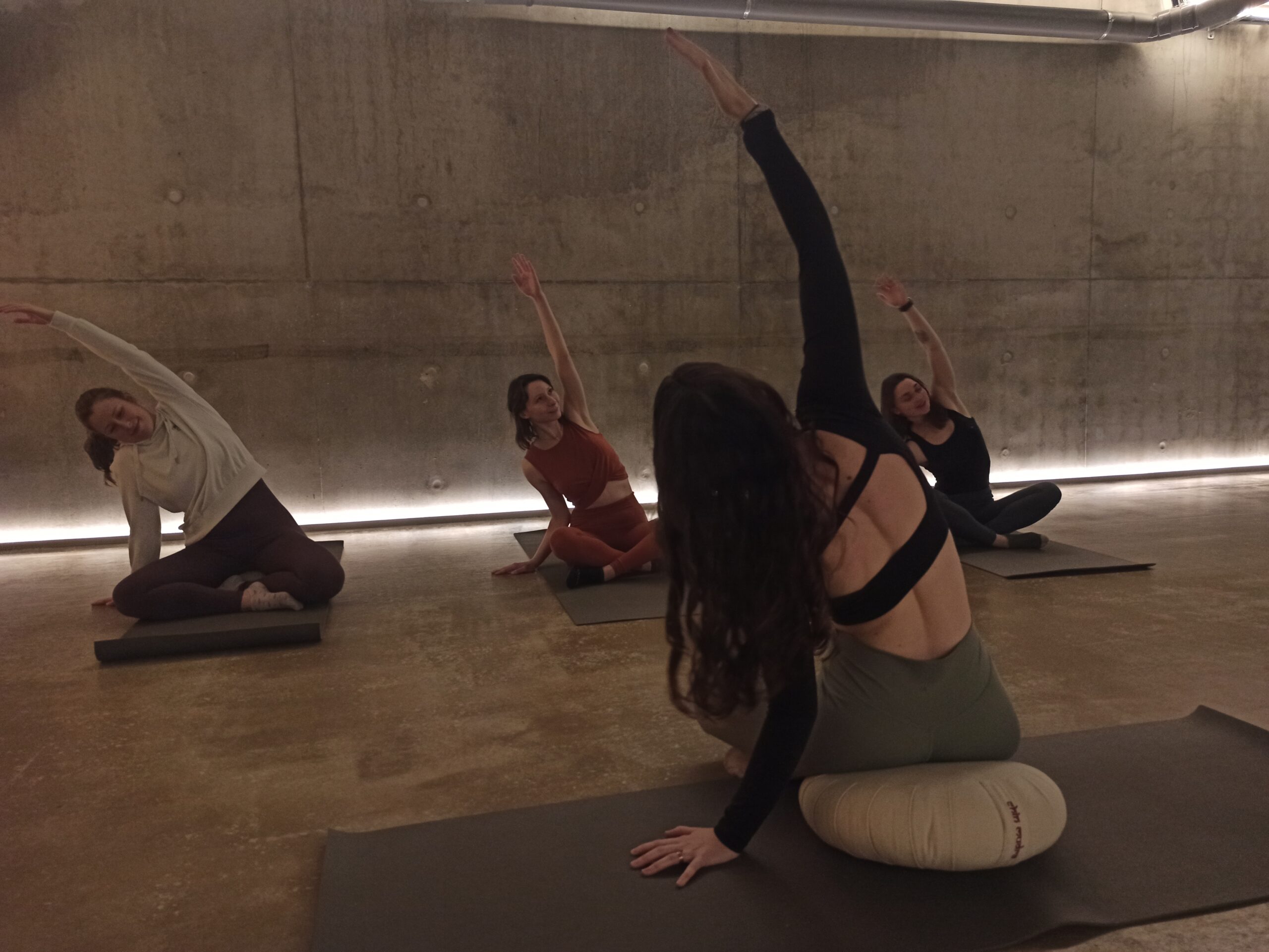Image d'un échauffement d'un cours de yoga collectif